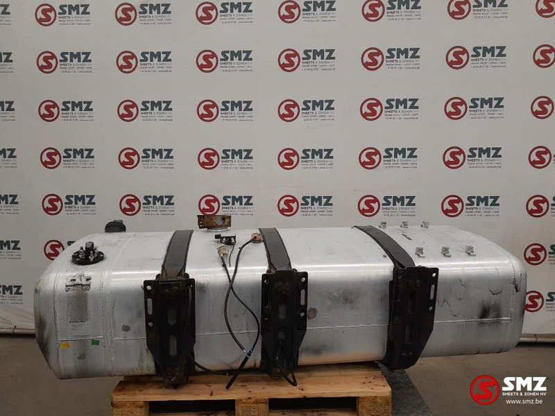 Mercedes-Benz Occ brandstoftank 660L + AdBluetank 75L met steune - Üzemanyag tartály - Teherautó: 2 kép. Mercedes-Benz Occ brandstoftank 660L + AdBluetank 75L met steune - Üzemanyag tartály - Teherautó: 2 kép.