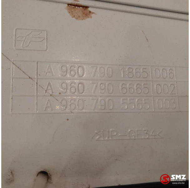 Mercedes-Benz Occ set cabinespoilers Mercedes - Légterelő - Teherautó: 4 kép. Mercedes-Benz Occ set cabinespoilers Mercedes - Légterelő - Teherautó: 4 kép.