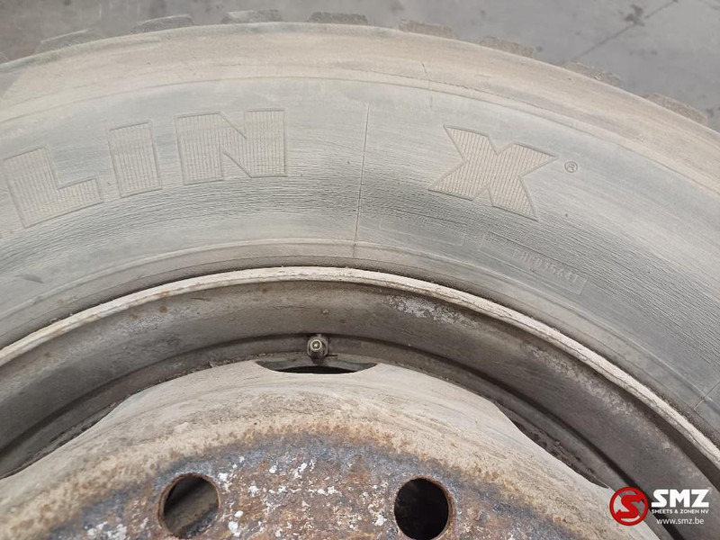 Michelin Occ vrachtwagenband 315/80R22.5 156/150 Michelin - Gumiabroncs - Teherautó: 4 kép. Michelin Occ vrachtwagenband 315/80R22.5 156/150 Michelin - Gumiabroncs - Teherautó: 4 kép.