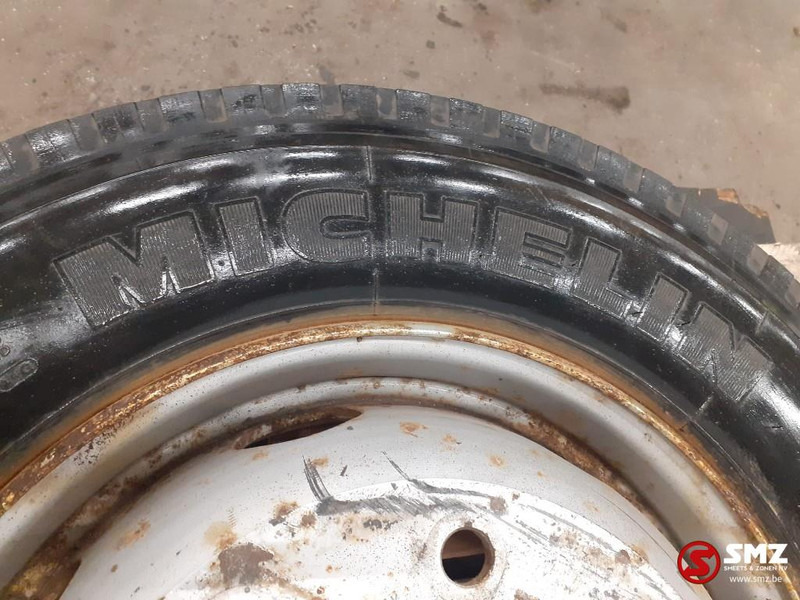 Michelin Occ vrachtwagenband Michelin 245/70R19.5 - Gumiabroncs - Teherautó: 2 kép. Michelin Occ vrachtwagenband Michelin 245/70R19.5 - Gumiabroncs - Teherautó: 2 kép.