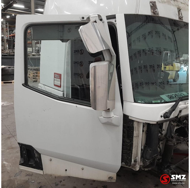 Renault Occ cabine RHD Renault T - Fülke és belső tér - Teherautó: 4 kép. Renault Occ cabine RHD Renault T - Fülke és belső tér - Teherautó: 4 kép.