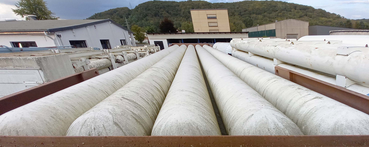 FRUEHAUF Gas tank tube semi-trailer used for compressed helium, hydrogen, Wasserstoff - Tartályos félpótkocsi: 5 kép. FRUEHAUF Gas tank tube semi-trailer used for compressed helium, hydrogen, Wasserstoff - Tartályos félpótkocsi: 5 kép.