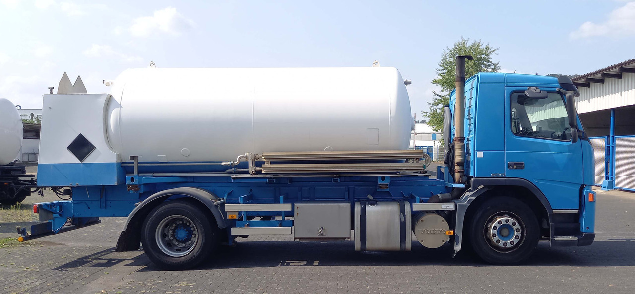 VOLVO Gas oxygen, argon, nitrogen - Tartályos teherautó: 3 kép. VOLVO Gas oxygen, argon, nitrogen - Tartályos teherautó: 3 kép.