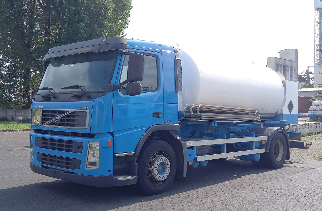 VOLVO Gas oxygen, argon, nitrogen - Tartályos teherautó: 2 kép. VOLVO Gas oxygen, argon, nitrogen - Tartályos teherautó: 2 kép.
