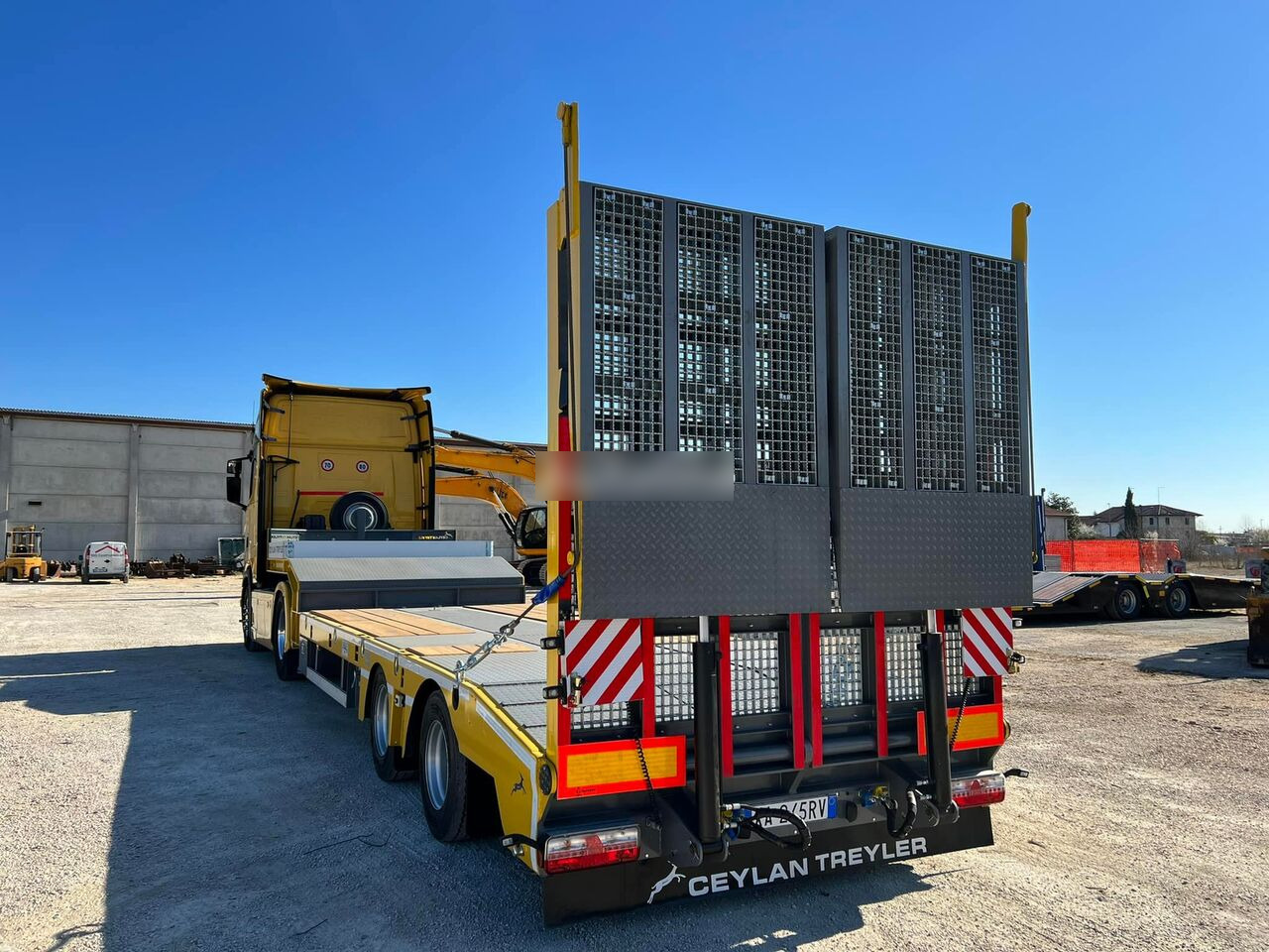 CEYLAN 2 AXLES STANDART & EXTENDABLE LOWBED - Félpótkocsi mélybölcsős: 3 kép. CEYLAN 2 AXLES STANDART & EXTENDABLE LOWBED - Félpótkocsi mélybölcsős: 3 kép.