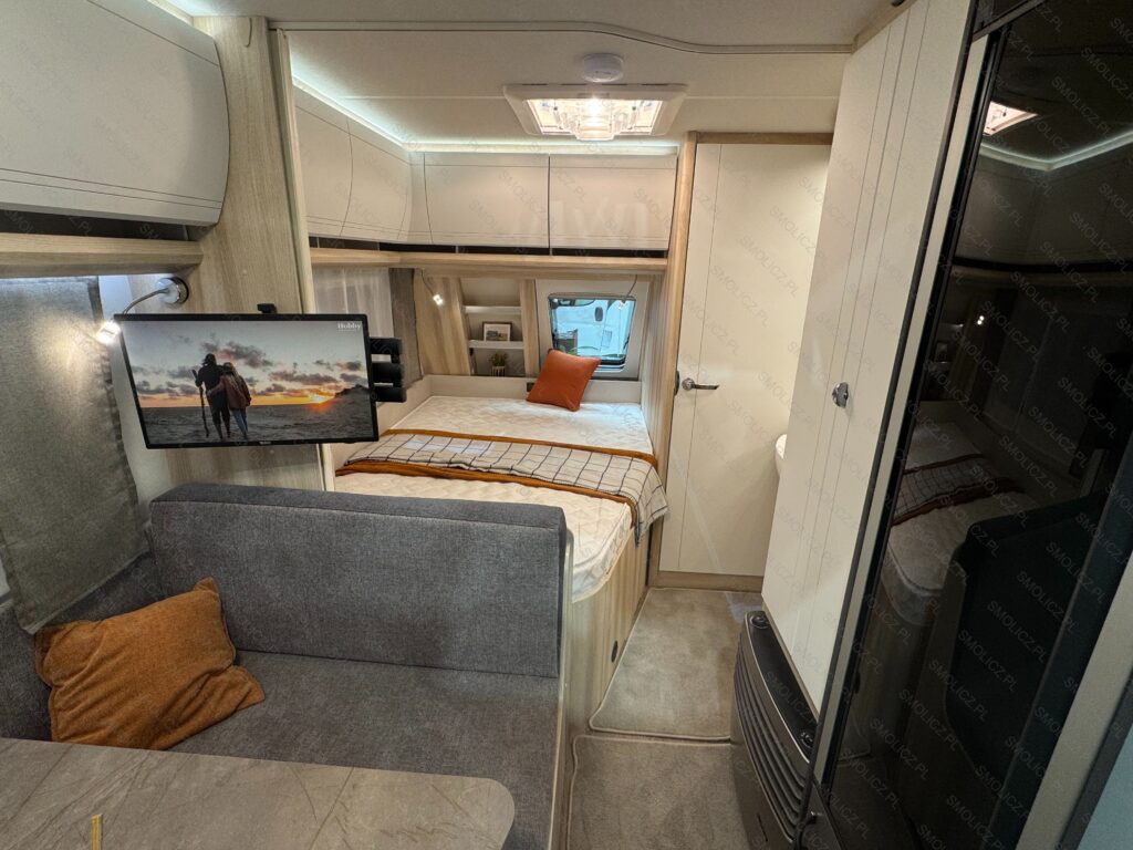 DE LUXE 400 SFe - Lakókocsi: 3 kép. DE LUXE 400 SFe - Lakókocsi: 3 kép.