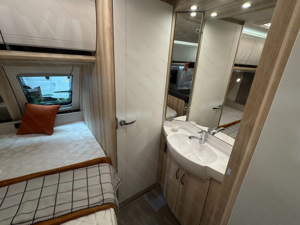 DE LUXE 400 SFe - Lakókocsi: 5 kép. DE LUXE 400 SFe - Lakókocsi: 5 kép.