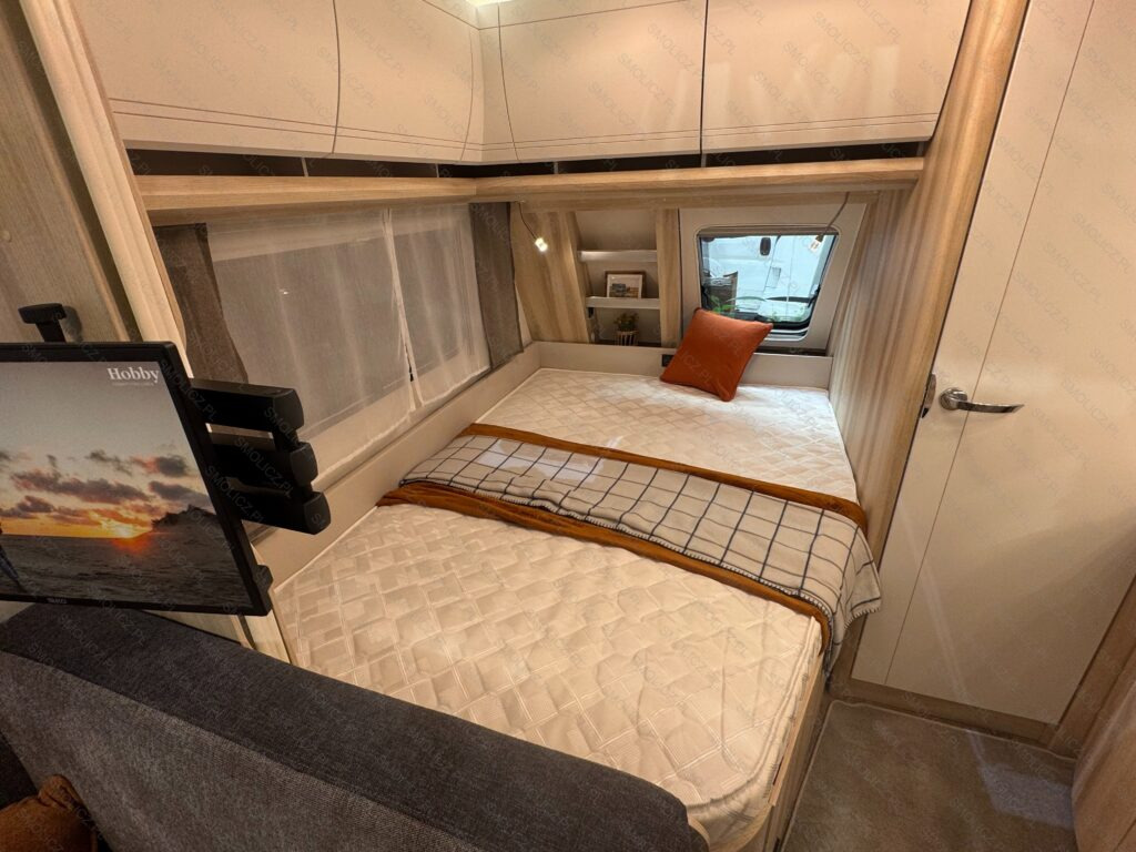 DE LUXE 400 SFe - Lakókocsi: 4 kép. DE LUXE 400 SFe - Lakókocsi: 4 kép.