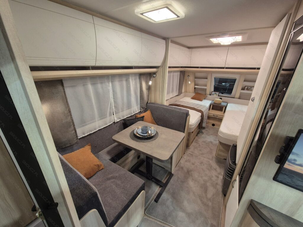 DE LUXE 460 SL - Lakókocsi: 4 kép. DE LUXE 460 SL - Lakókocsi: 4 kép.