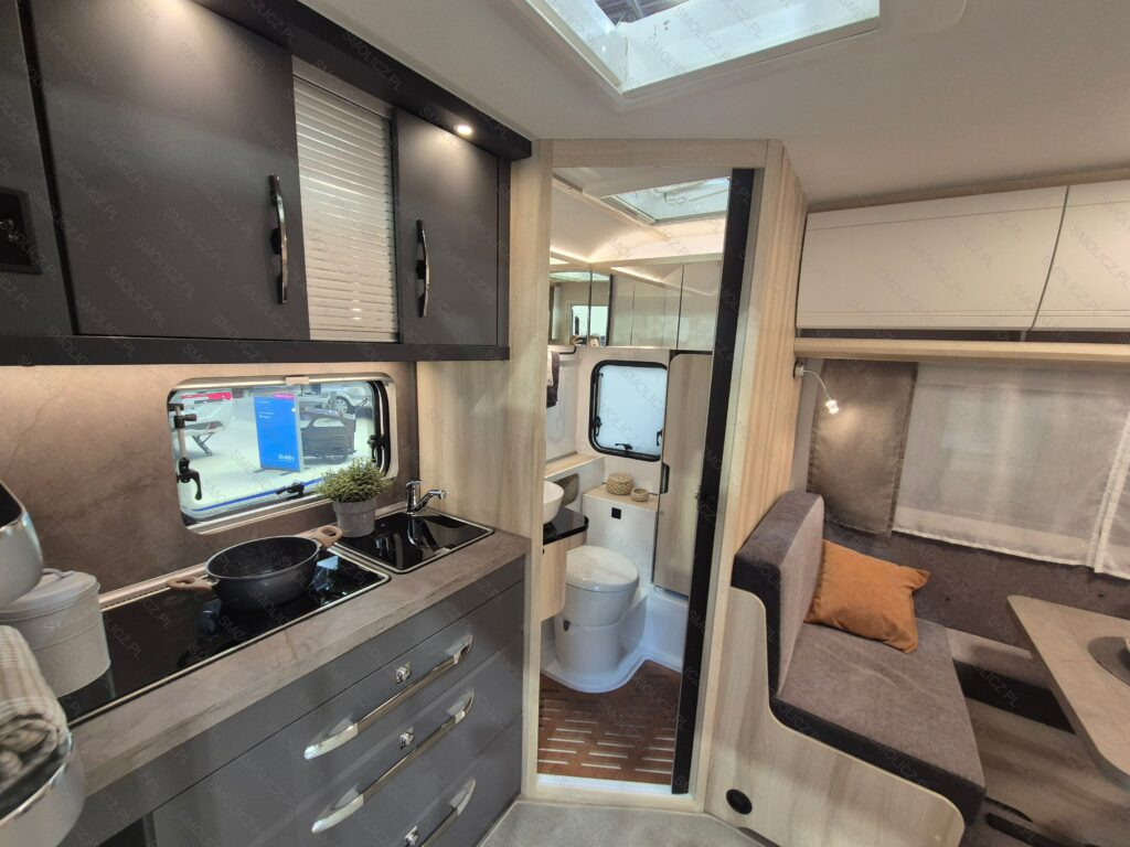 DE LUXE 460 SL - Lakókocsi: 3 kép. DE LUXE 460 SL - Lakókocsi: 3 kép.