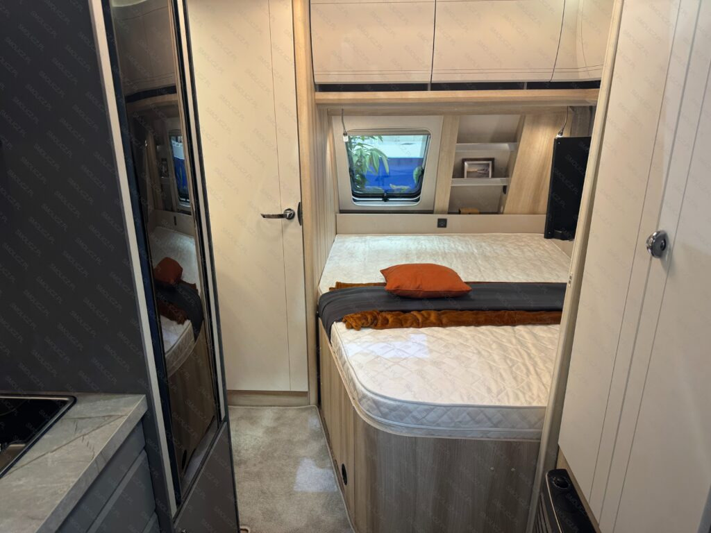 DE LUXE 460 UFe - Lakókocsi: 3 kép. DE LUXE 460 UFe - Lakókocsi: 3 kép.