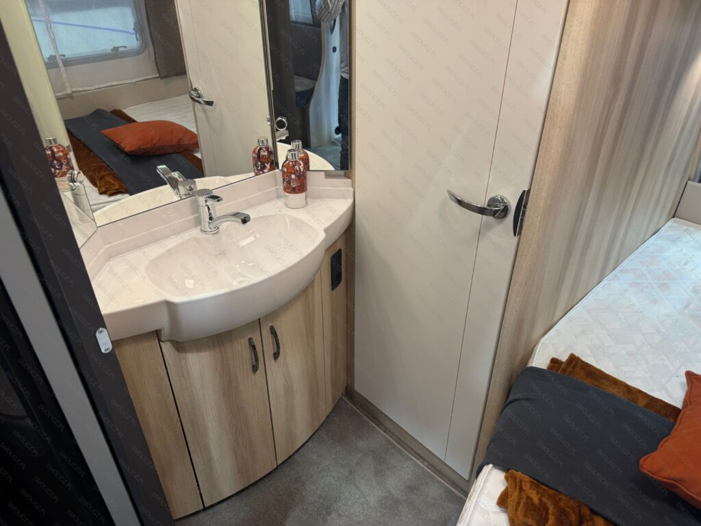 DE LUXE 460 UFe - Lakókocsi: 5 kép. DE LUXE 460 UFe - Lakókocsi: 5 kép.