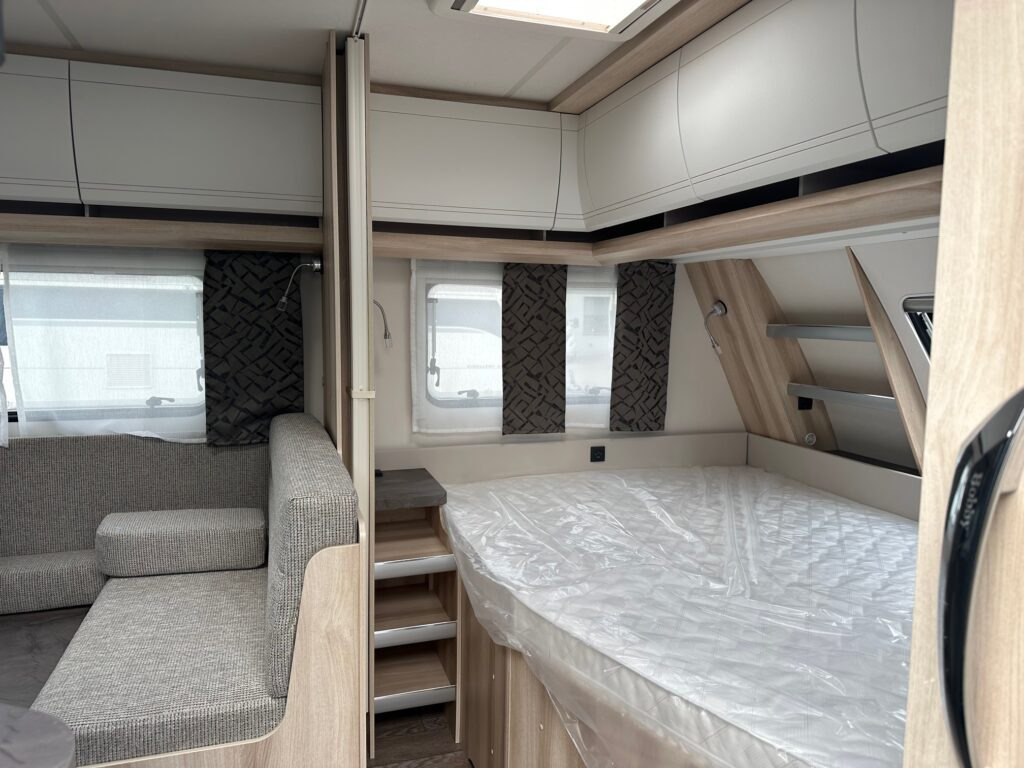DE LUXE 545 KMF 2024 - Lakókocsi: 5 kép. DE LUXE 545 KMF 2024 - Lakókocsi: 5 kép.