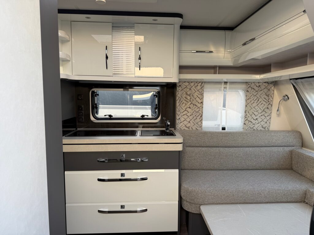 HOBBY EXCELLENT 495 WFB 2025 - Lakókocsi: 5 kép. HOBBY EXCELLENT 495 WFB 2025 - Lakókocsi: 5 kép.