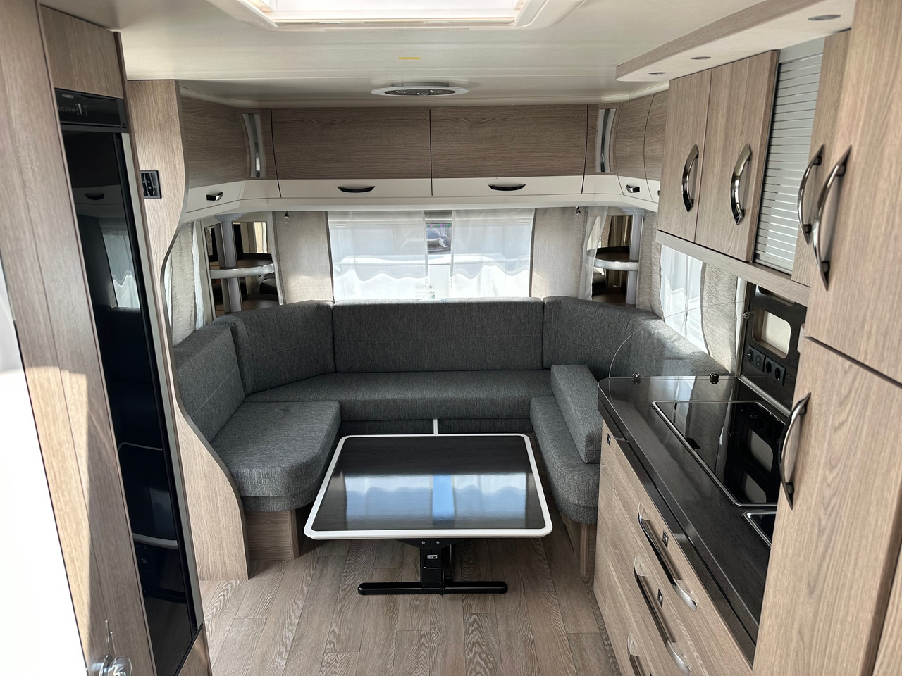 Hobby 560 UL Prestige 2023 - Lakókocsi: 5 kép. Hobby 560 UL Prestige 2023 - Lakókocsi: 5 kép.