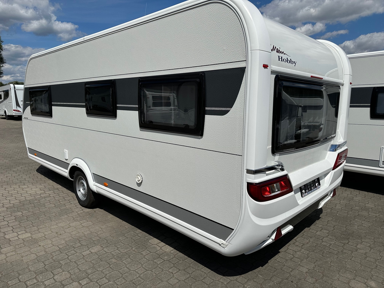 Hobby 560 UL Prestige 2023 - Lakókocsi: 2 kép. Hobby 560 UL Prestige 2023 - Lakókocsi: 2 kép.