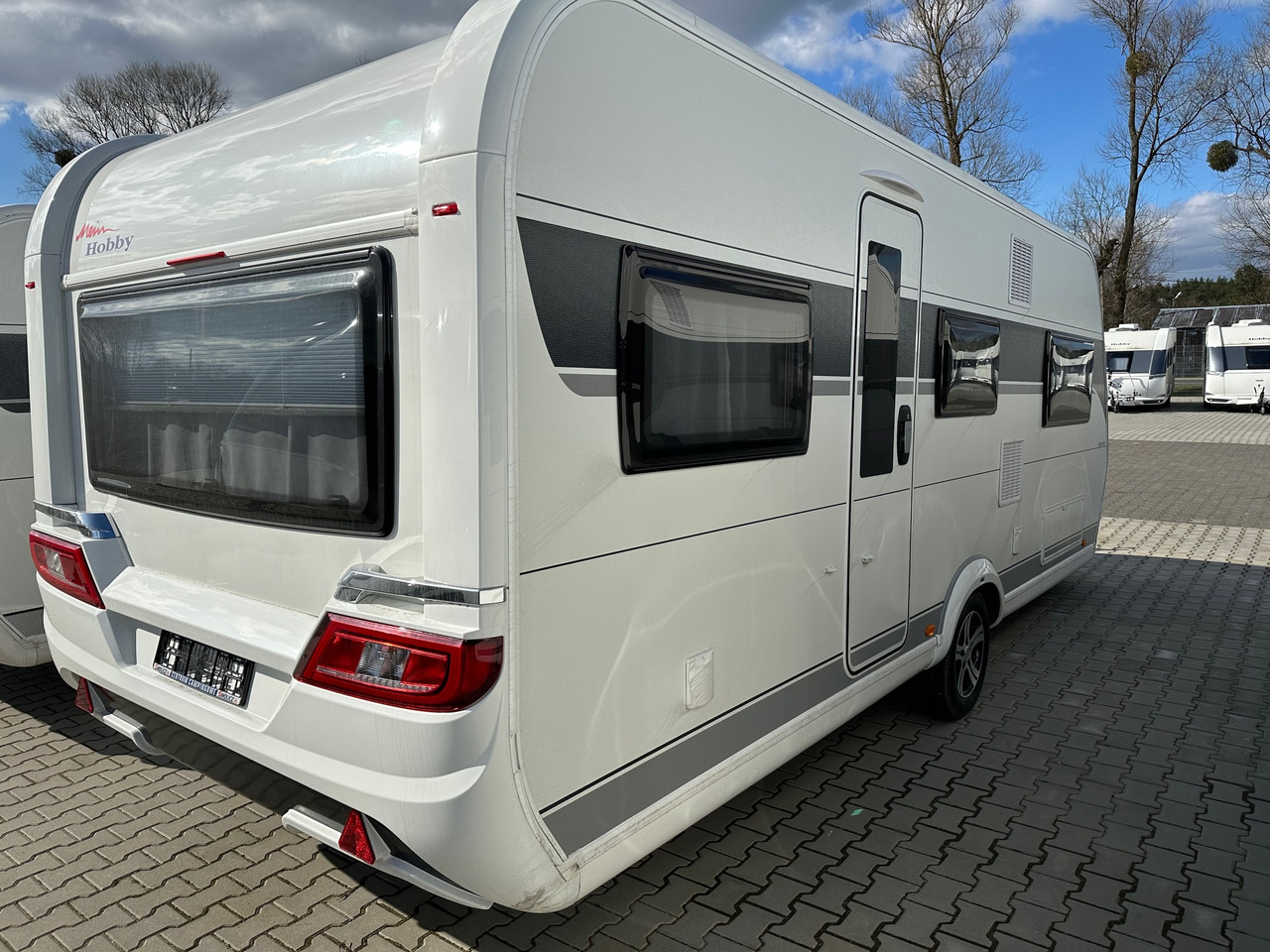 Hobby 585 UL Maxia 2023 - Lakókocsi: 3 kép. Hobby 585 UL Maxia 2023 - Lakókocsi: 3 kép.