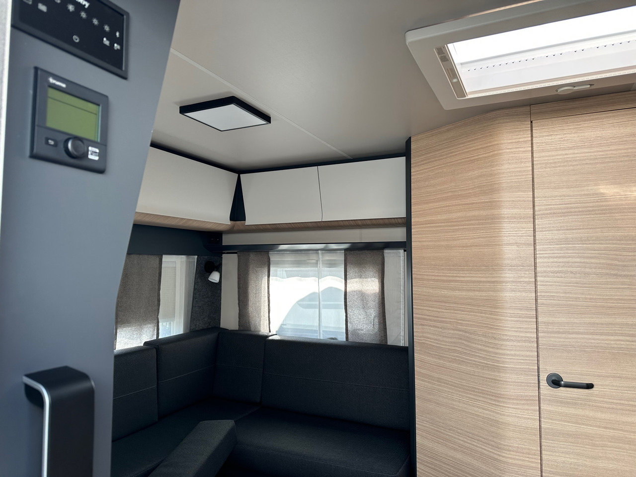 Hobby 585 UL Maxia 2023 - Lakókocsi: 5 kép. Hobby 585 UL Maxia 2023 - Lakókocsi: 5 kép.