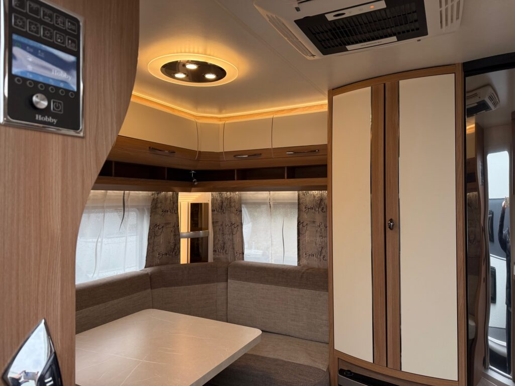 Hobby De Luxe 540 UFf 2020 - Lakókocsi: 5 kép. Hobby De Luxe 540 UFf 2020 - Lakókocsi: 5 kép.