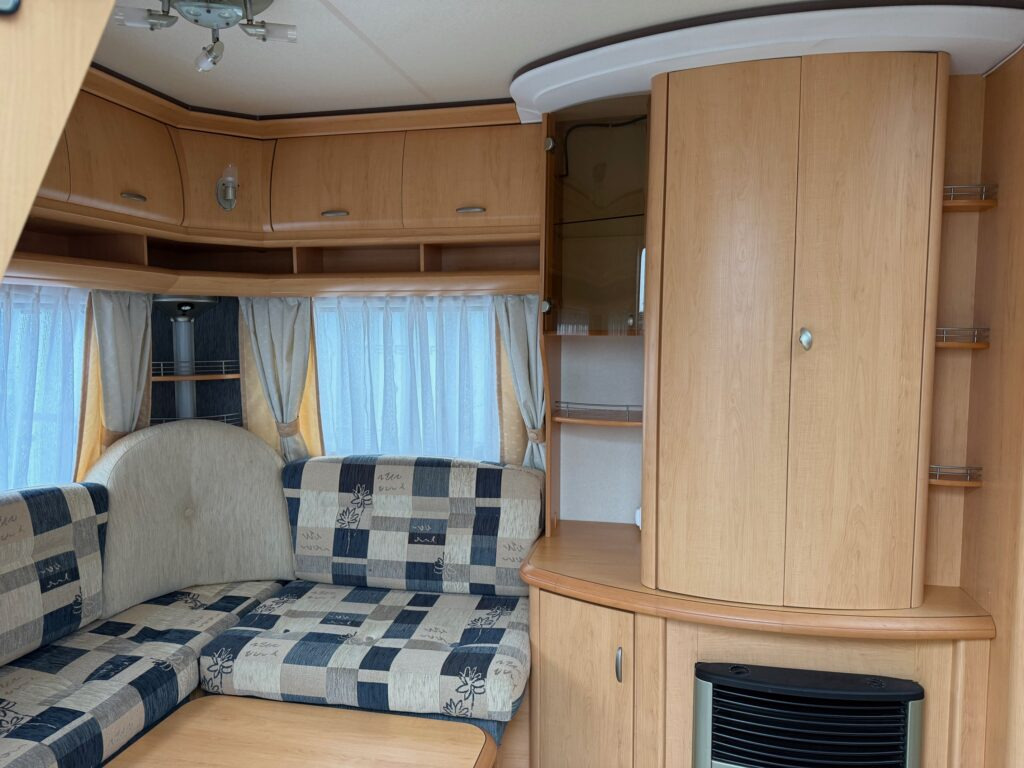 Hobby De Luxe 540 UL 2007 - Lakókocsi: 5 kép. Hobby De Luxe 540 UL 2007 - Lakókocsi: 5 kép.