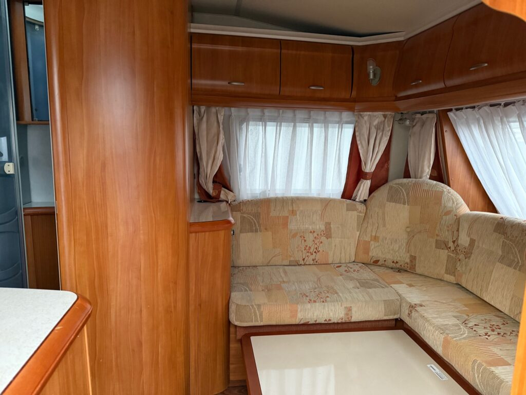 Hobby Excellent 460 LU 2008 - Lakókocsi: 5 kép. Hobby Excellent 460 LU 2008 - Lakókocsi: 5 kép.