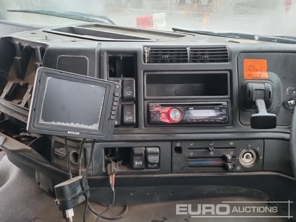 Platós teherautó 2001 Volvo FM12: 27 kép.
