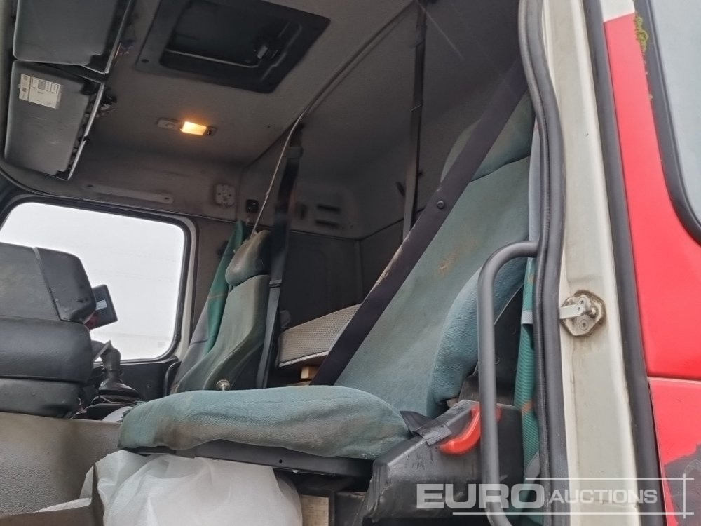 Platós teherautó 2001 Volvo FM12: 21 kép.