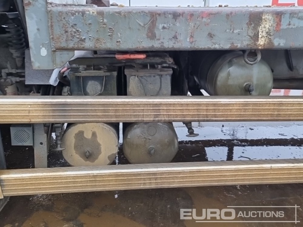 Platós teherautó 2001 Volvo FM12: 13 kép.