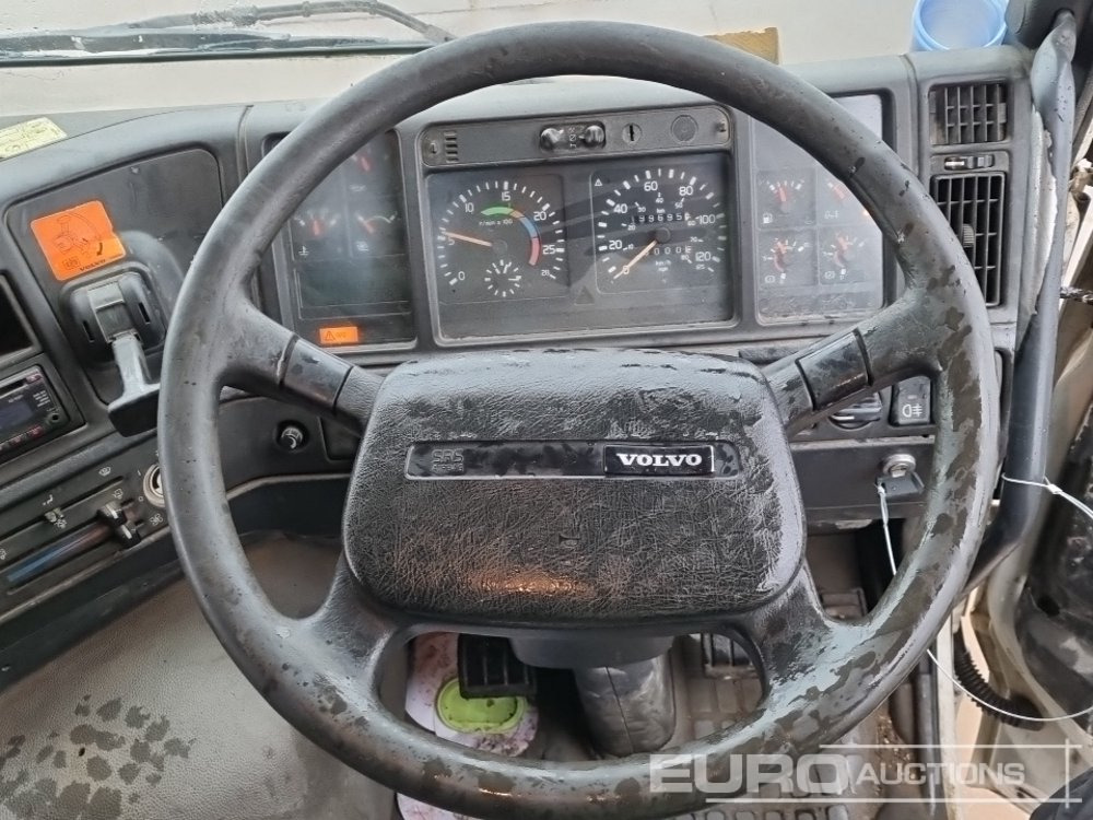 Platós teherautó 2001 Volvo FM12: 28 kép.