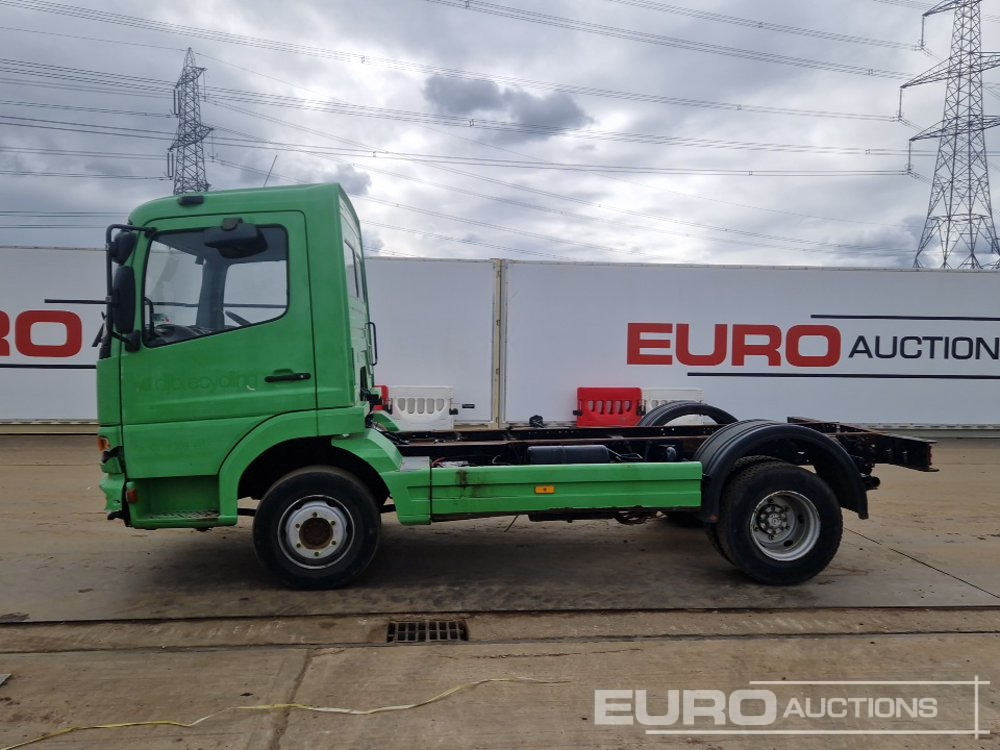 2002 Mercedes 4x2 Chassis Cab, Manual Gearbox - Alvaz teherautó: 2 kép. 2002 Mercedes 4x2 Chassis Cab, Manual Gearbox - Alvaz teherautó: 2 kép.