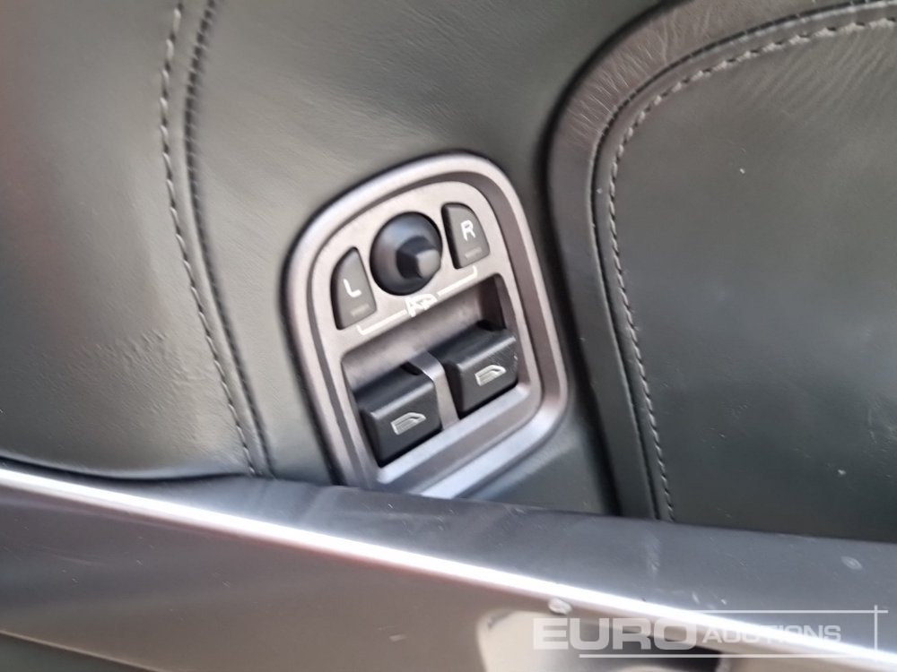 Autó 2004 Aston Martin DB9: 37 kép.