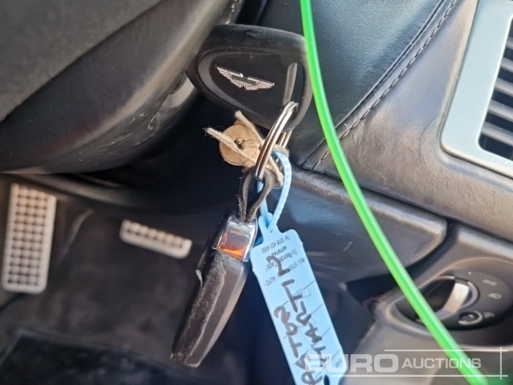 Autó 2004 Aston Martin DB9: 42 kép.