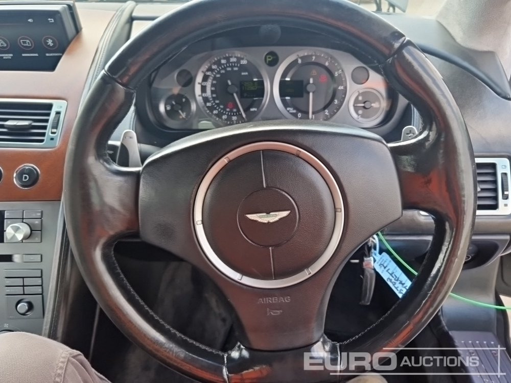Autó 2004 Aston Martin DB9: 27 kép.
