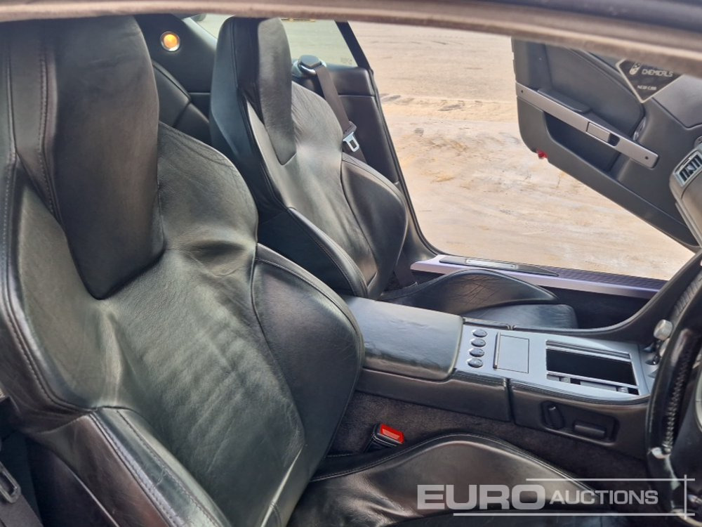 Autó 2004 Aston Martin DB9: 26 kép.