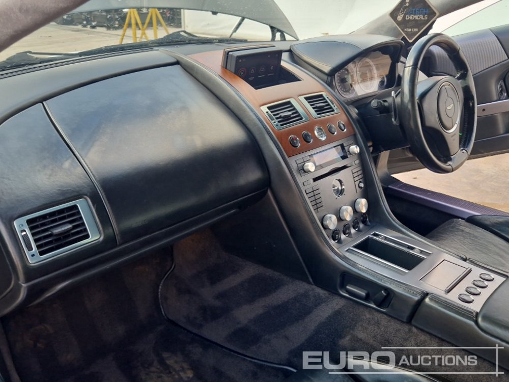 Autó 2004 Aston Martin DB9: 20 kép.