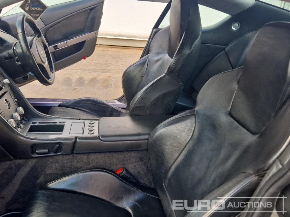 Autó 2004 Aston Martin DB9: 21 kép.