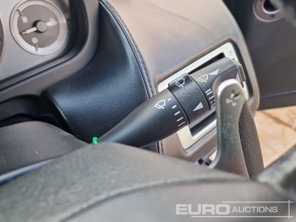 Autó 2004 Aston Martin DB9: 39 kép.