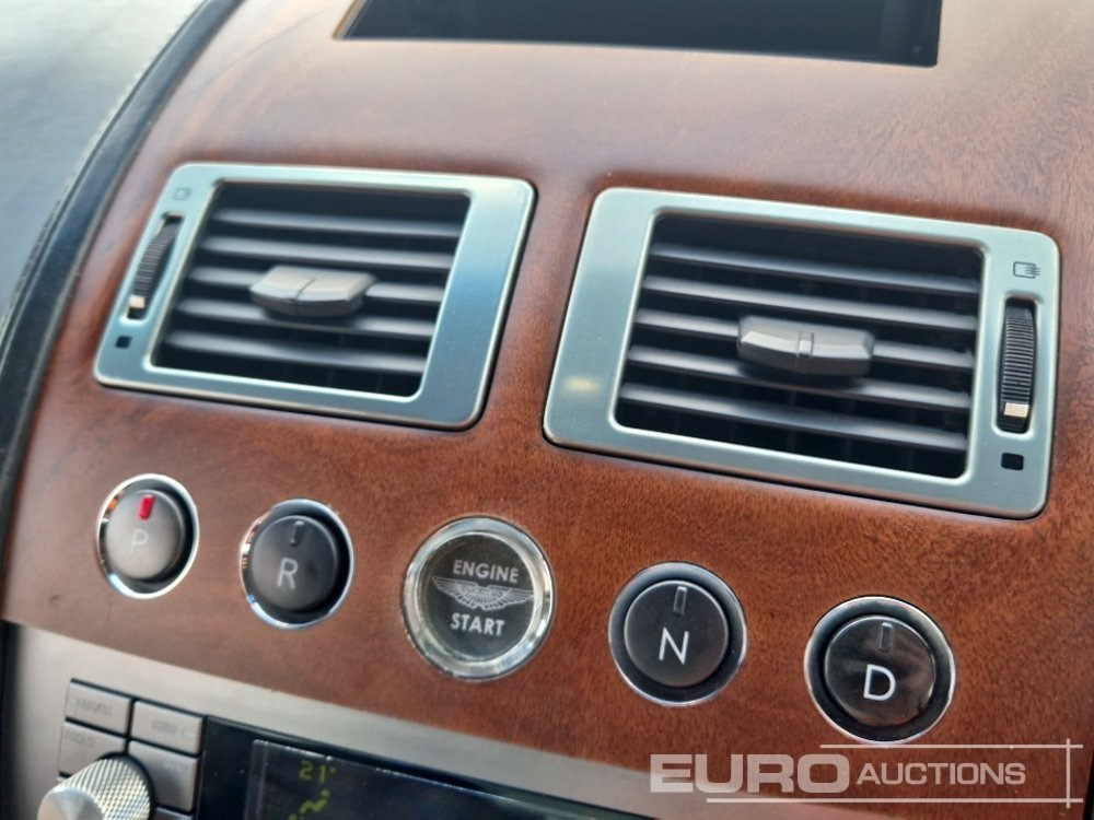 Autó 2004 Aston Martin DB9: 32 kép.