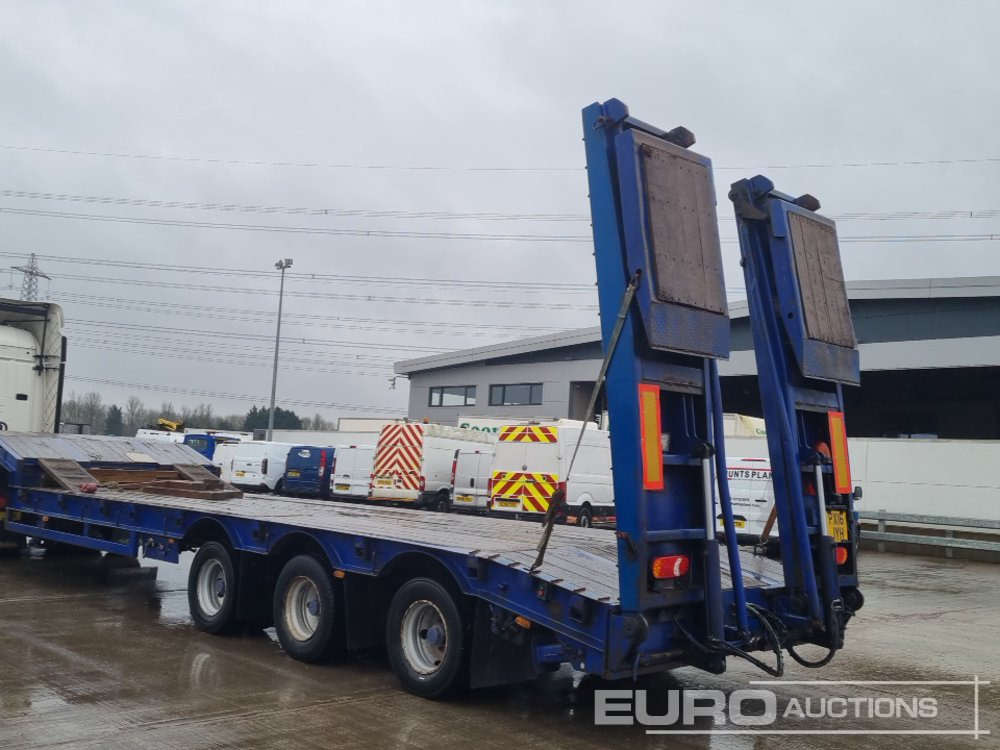 2005 Tirsan Tri Axle Step Frame Low Loader Trailer, Neck Ramps, Out Riggers, Hydraulic Flip Toe Ramps - Félpótkocsi mélybölcsős: 3 kép. 2005 Tirsan Tri Axle Step Frame Low Loader Trailer, Neck Ramps, Out Riggers, Hydraulic Flip Toe Ramps - Félpótkocsi mélybölcsős: 3 kép.