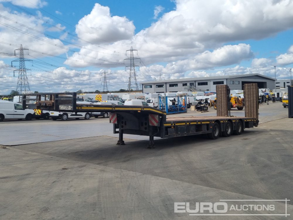 2008 Kassbohrer Tri Axle Step Frame Low Loader Trailer, Outriggers, Hydraulic Flip Toe Ramps. - Félpótkocsi mélybölcsős: 1 kép. 2008 Kassbohrer Tri Axle Step Frame Low Loader Trailer, Outriggers, Hydraulic Flip Toe Ramps. - Félpótkocsi mélybölcsős: 1 kép.