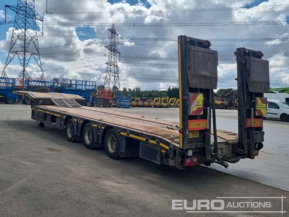2008 Kassbohrer Tri Axle Step Frame Low Loader Trailer, Outriggers, Hydraulic Flip Toe Ramps. - Félpótkocsi mélybölcsős: 3 kép. 2008 Kassbohrer Tri Axle Step Frame Low Loader Trailer, Outriggers, Hydraulic Flip Toe Ramps. - Félpótkocsi mélybölcsős: 3 kép.