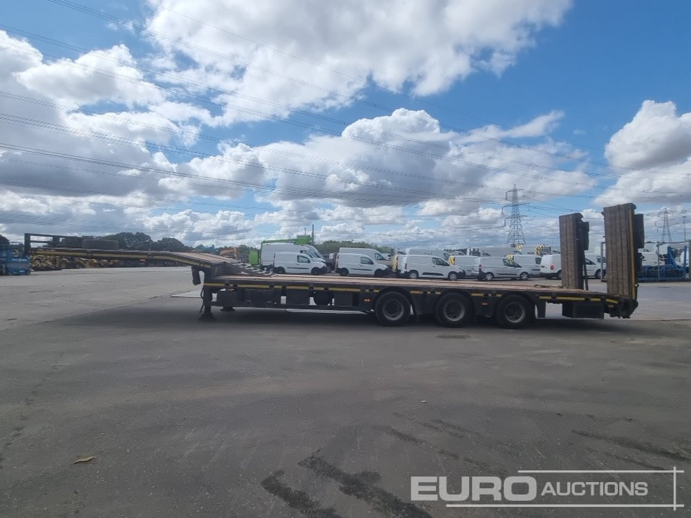 2008 Kassbohrer Tri Axle Step Frame Low Loader Trailer, Outriggers, Hydraulic Flip Toe Ramps. - Félpótkocsi mélybölcsős: 2 kép. 2008 Kassbohrer Tri Axle Step Frame Low Loader Trailer, Outriggers, Hydraulic Flip Toe Ramps. - Félpótkocsi mélybölcsős: 2 kép.