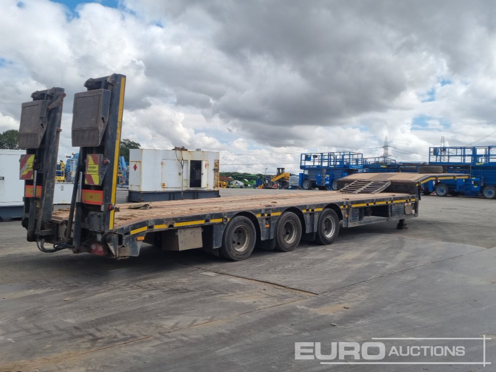2008 Kassbohrer Tri Axle Step Frame Low Loader Trailer, Outriggers, Hydraulic Flip Toe Ramps. - Félpótkocsi mélybölcsős: 5 kép. 2008 Kassbohrer Tri Axle Step Frame Low Loader Trailer, Outriggers, Hydraulic Flip Toe Ramps. - Félpótkocsi mélybölcsős: 5 kép.