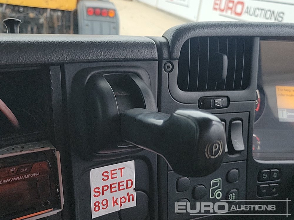 Platós teherautó a következők szállításához nehézgépek 2009 Scania P270: 36 kép.