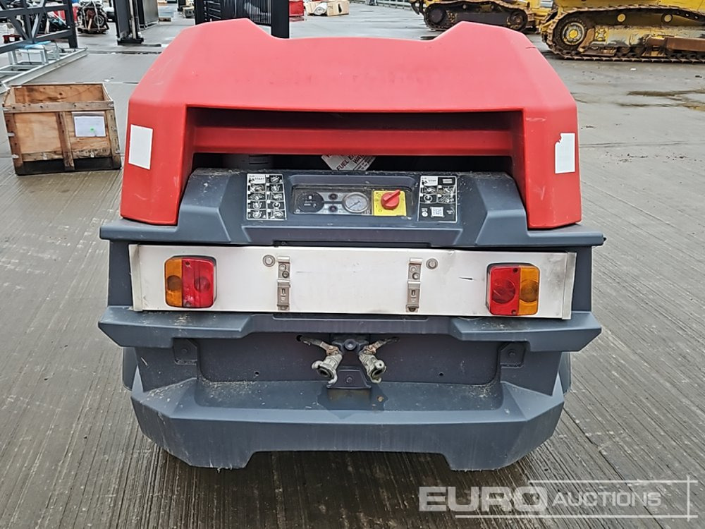 2011 Atlas Copco XAS48 90CFM - Légkompresszor: 4 kép. 2011 Atlas Copco XAS48 90CFM - Légkompresszor: 4 kép.