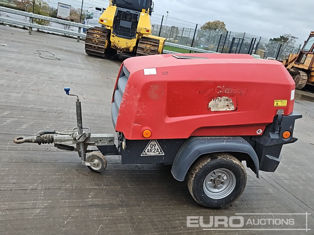 2011 Atlas Copco XAS48 90CFM - Légkompresszor: 2 kép. 2011 Atlas Copco XAS48 90CFM - Légkompresszor: 2 kép.