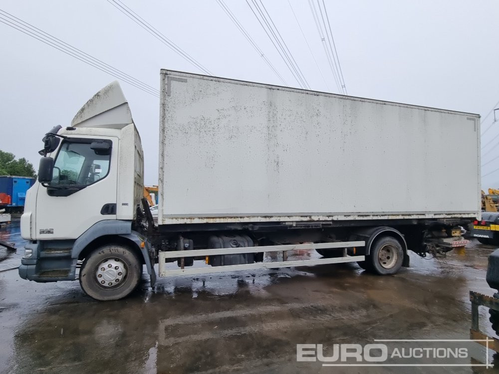 2011 DAF LF55.220 - Dobozos felépítményű teherautó: 2 kép. 2011 DAF LF55.220 - Dobozos felépítményű teherautó: 2 kép.