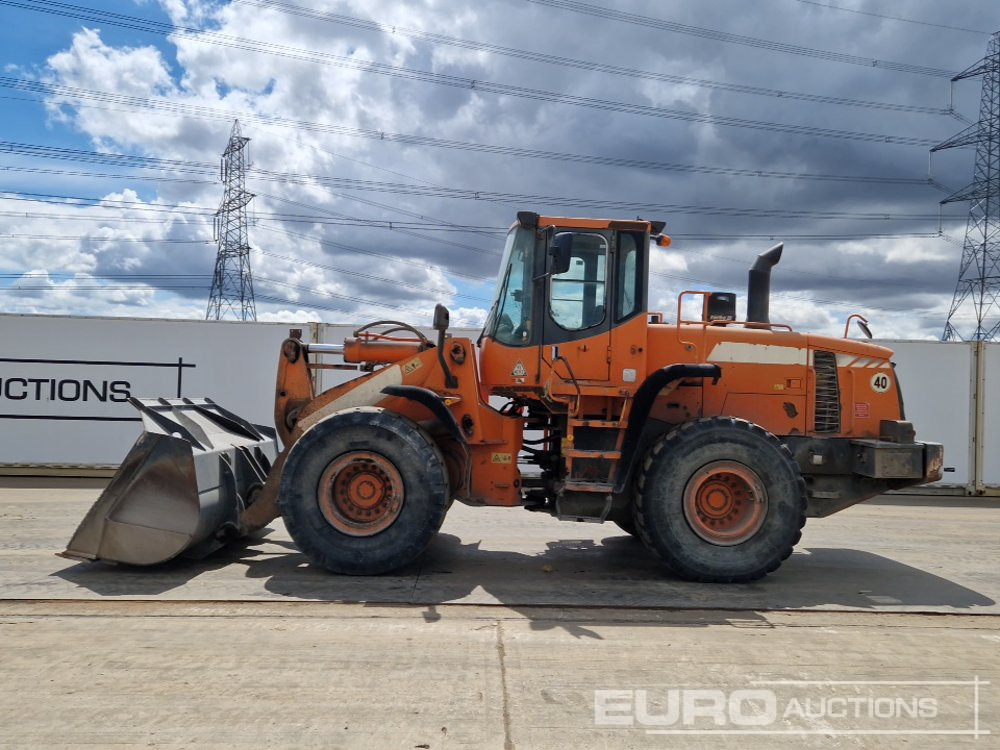 2011 Doosan DL300 - Gumikerekes homlokrakodó: 2 kép. 2011 Doosan DL300 - Gumikerekes homlokrakodó: 2 kép.