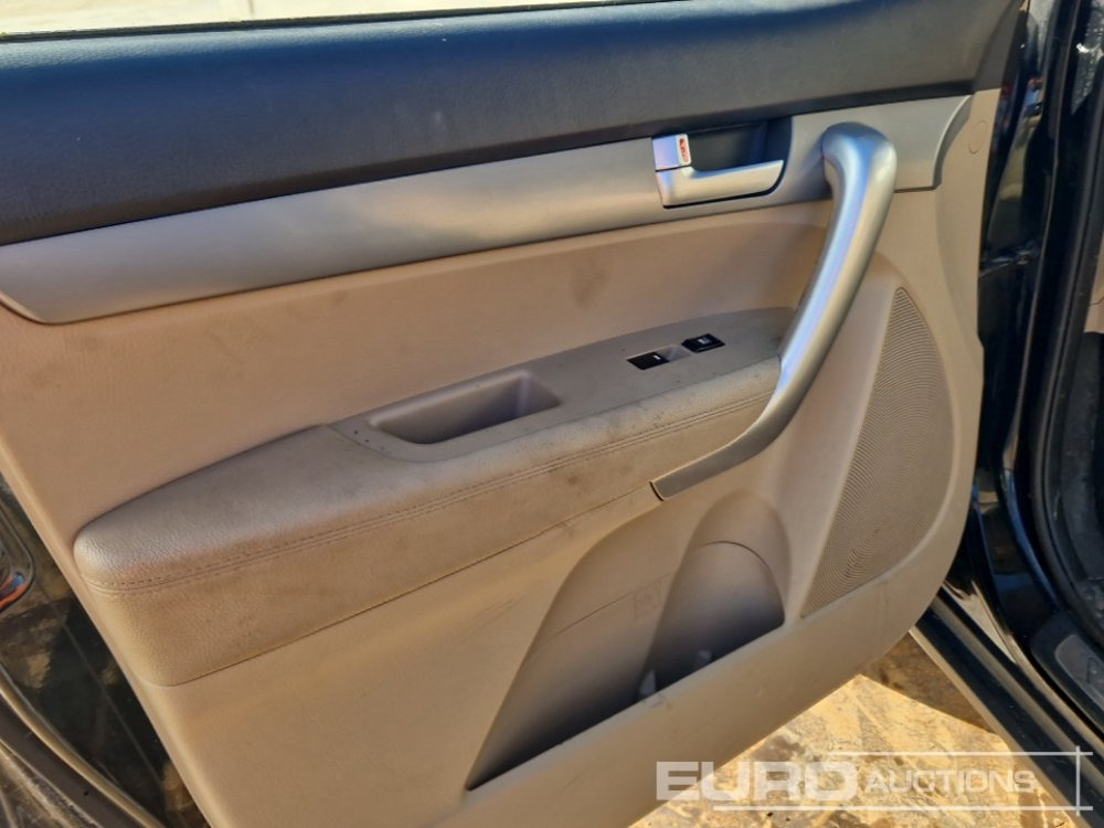 Terepjáró/ SUV 2011 Kia Sorento: 9 kép.