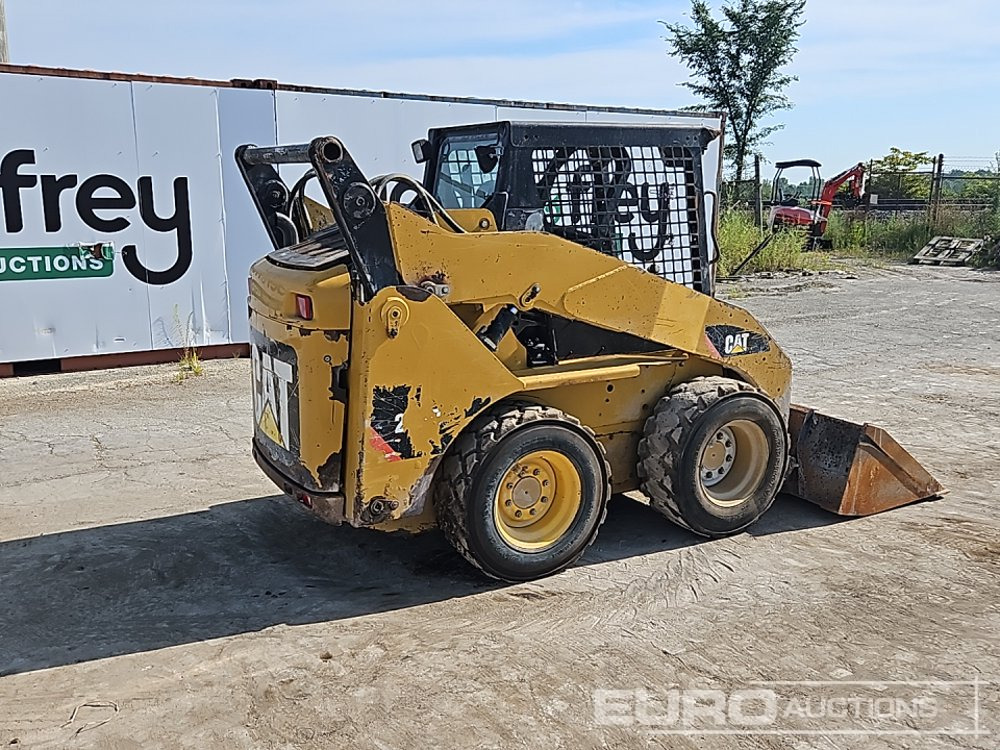 2012 CAT 242B3 - Mini homlokrakodó: 4 kép. 2012 CAT 242B3 - Mini homlokrakodó: 4 kép.